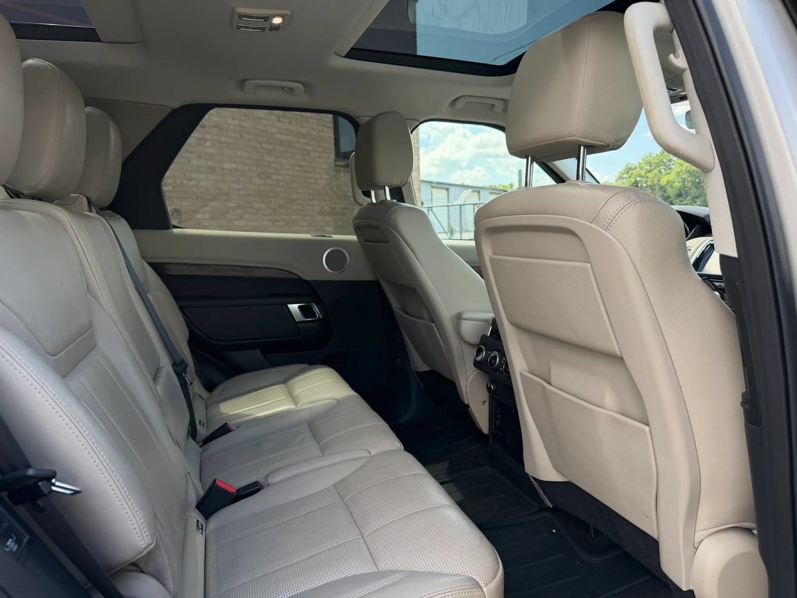 Used 2017 Land Rover Discovery HSE AWD/4WD image 13