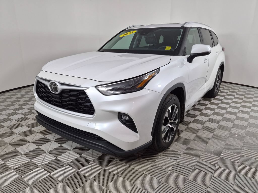 Used 2025 Toyota Highlander XLE AWD/4WD image 7