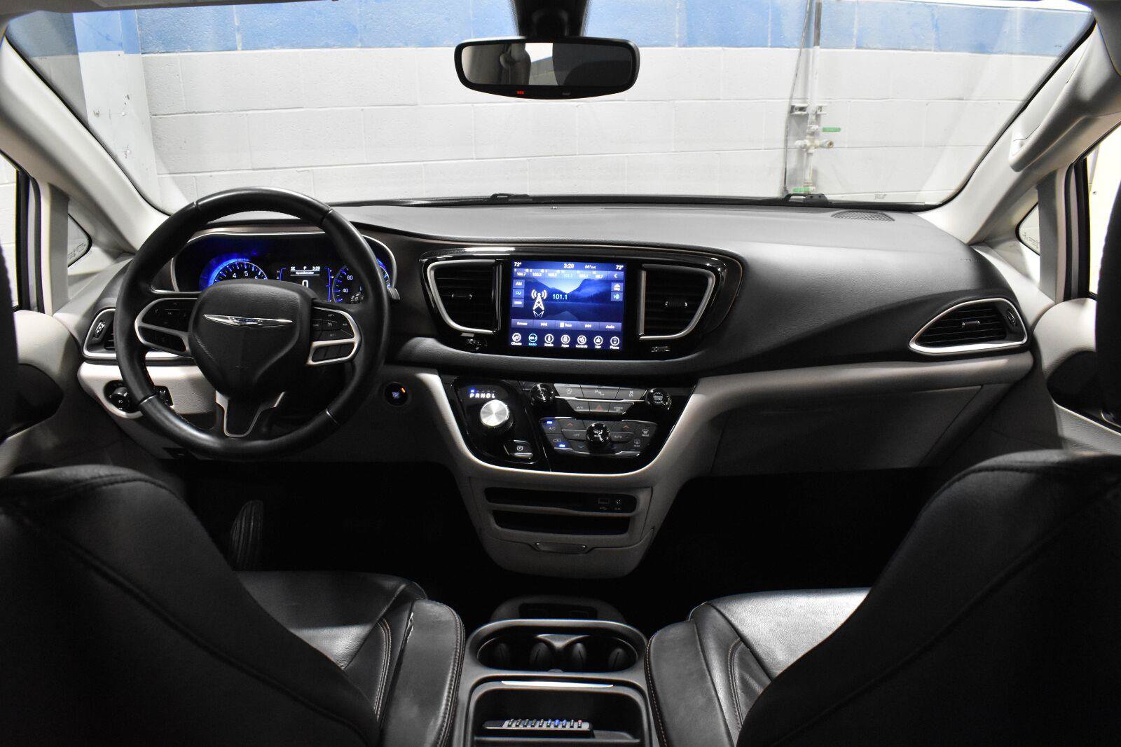Used 2018 Chrysler Pacifica Touring-L FWD image 6