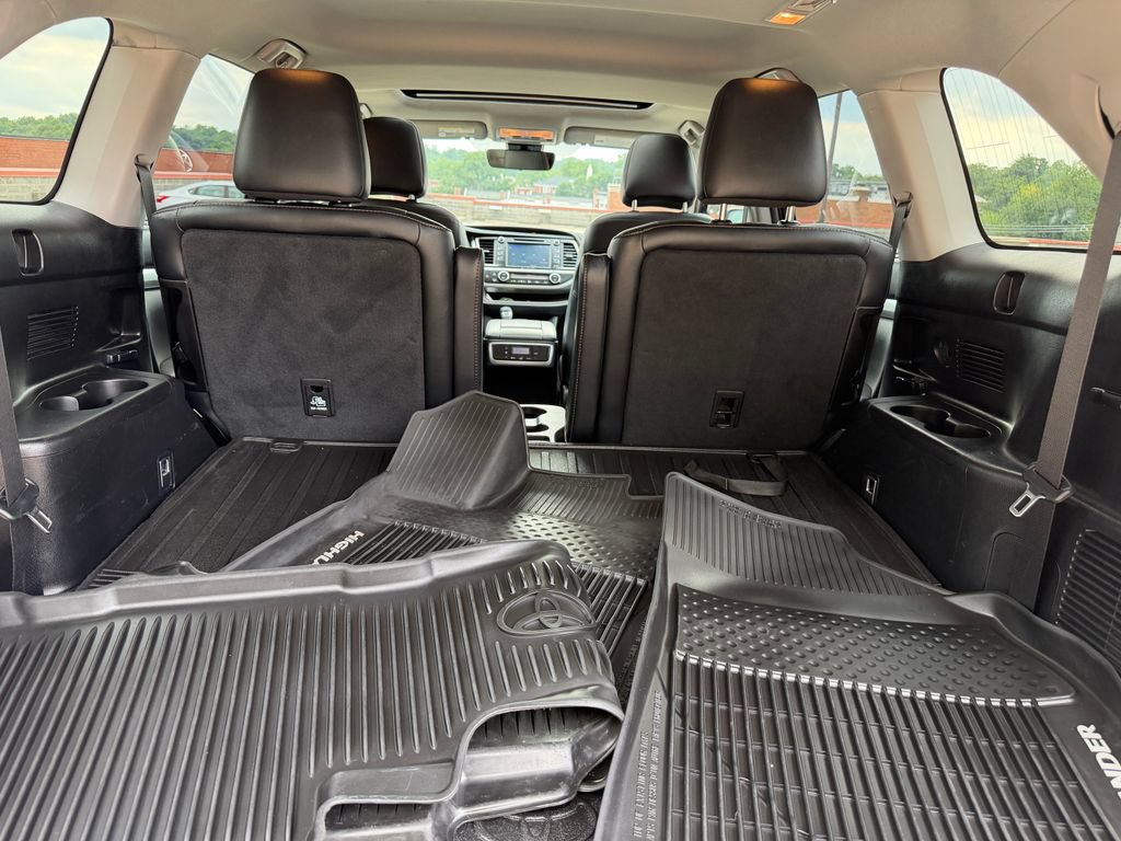 Used 2019 Toyota Highlander XLE AWD/4WD image 27