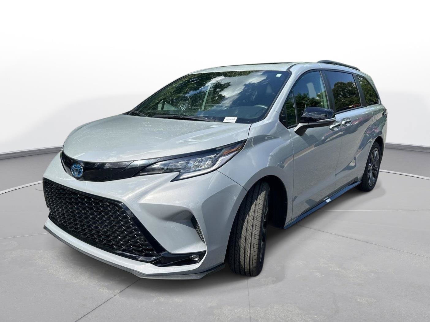 Used 2025 Toyota Sienna XSE FWD video 2