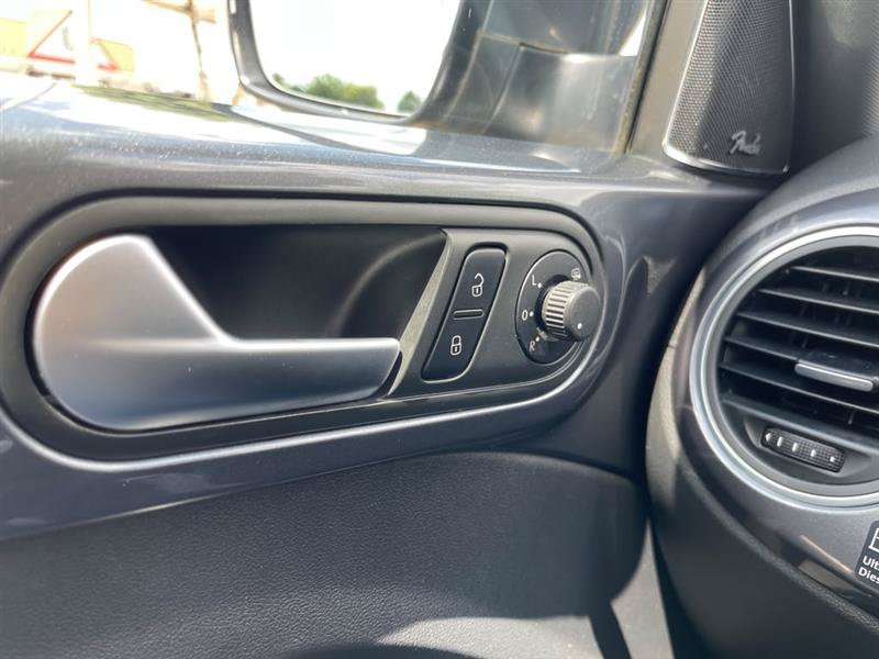 Used 2013 Volkswagen Beetle TDI FWD image 16