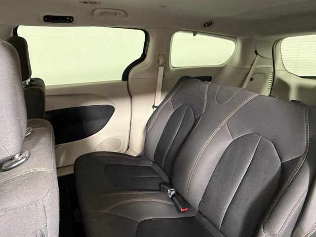 Used 2018 Chrysler Pacifica L FWD image 33