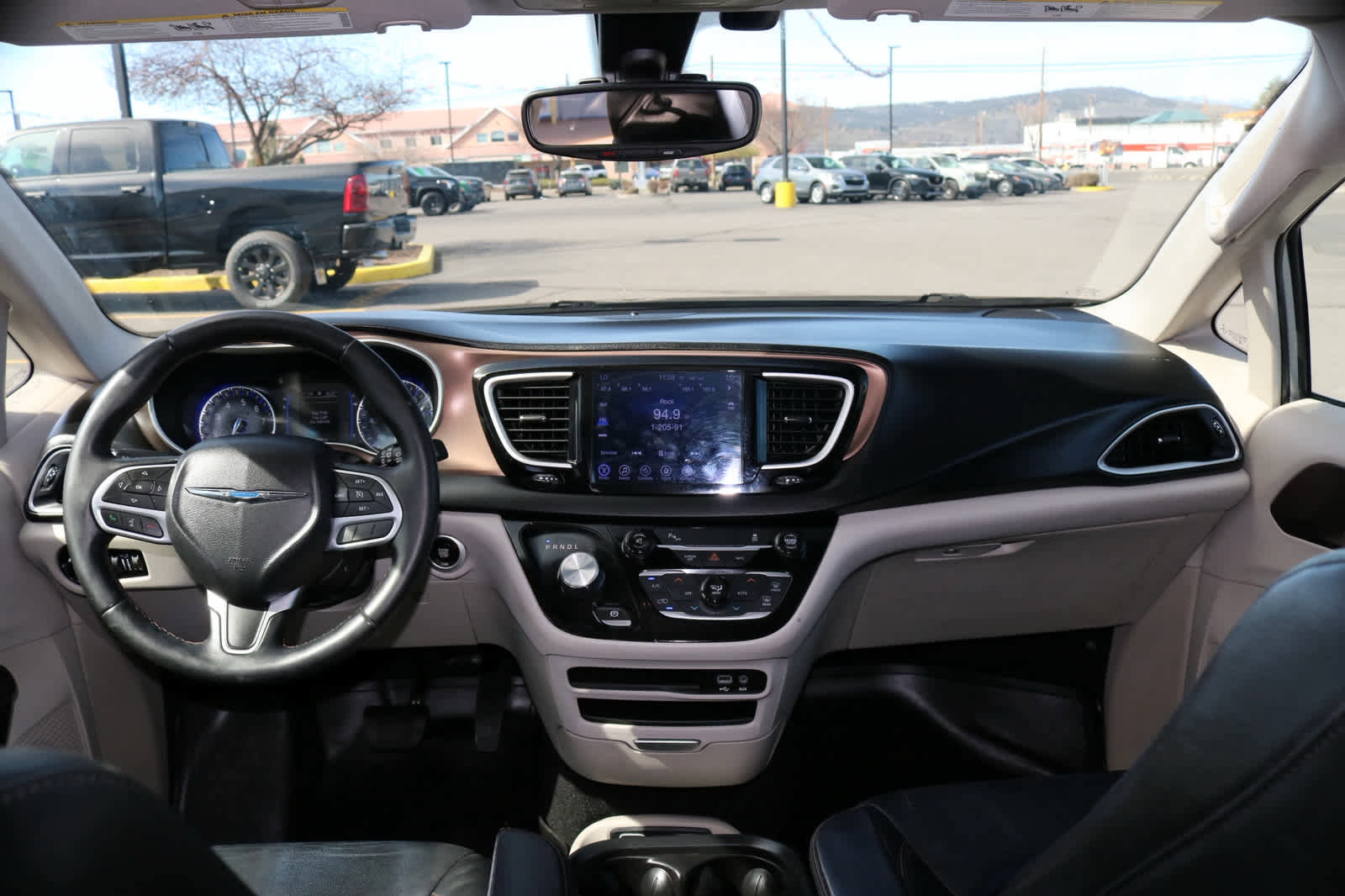 Used 2017 Chrysler Pacifica Touring-L image 10
