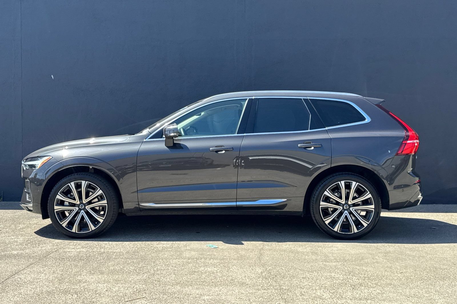 Certified 2023 Volvo XC60 B6 Ultimate w/ Protection Package Premier AWD/4WD image 6
