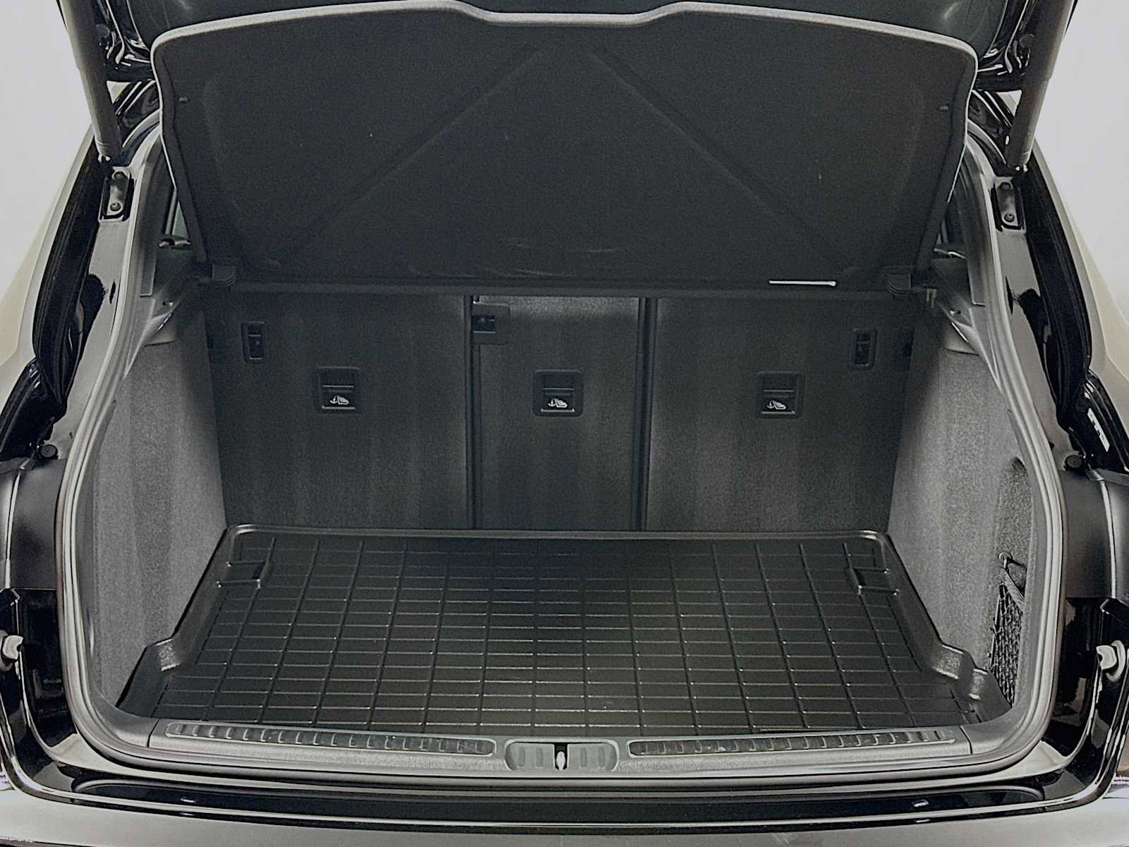 Certified 2025 Porsche Macan image 28