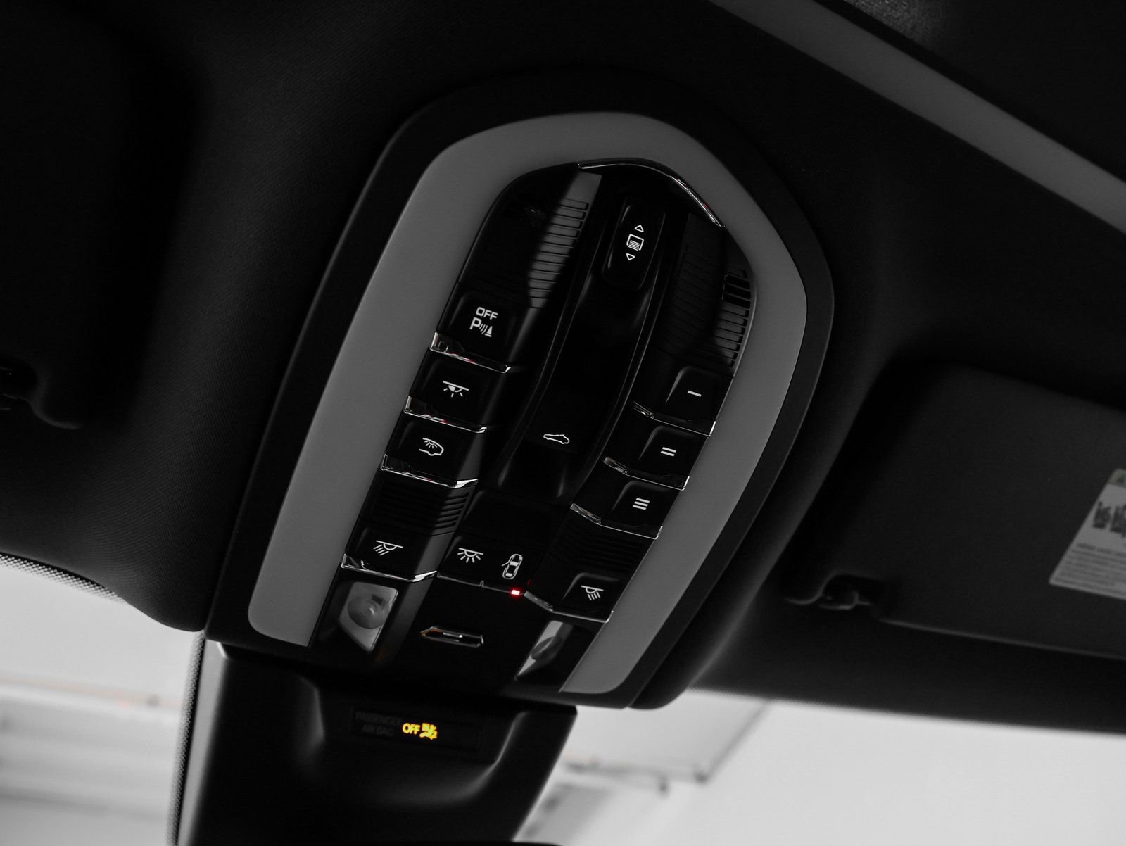 Certified 2025 Porsche Macan AWD/4WD image 30