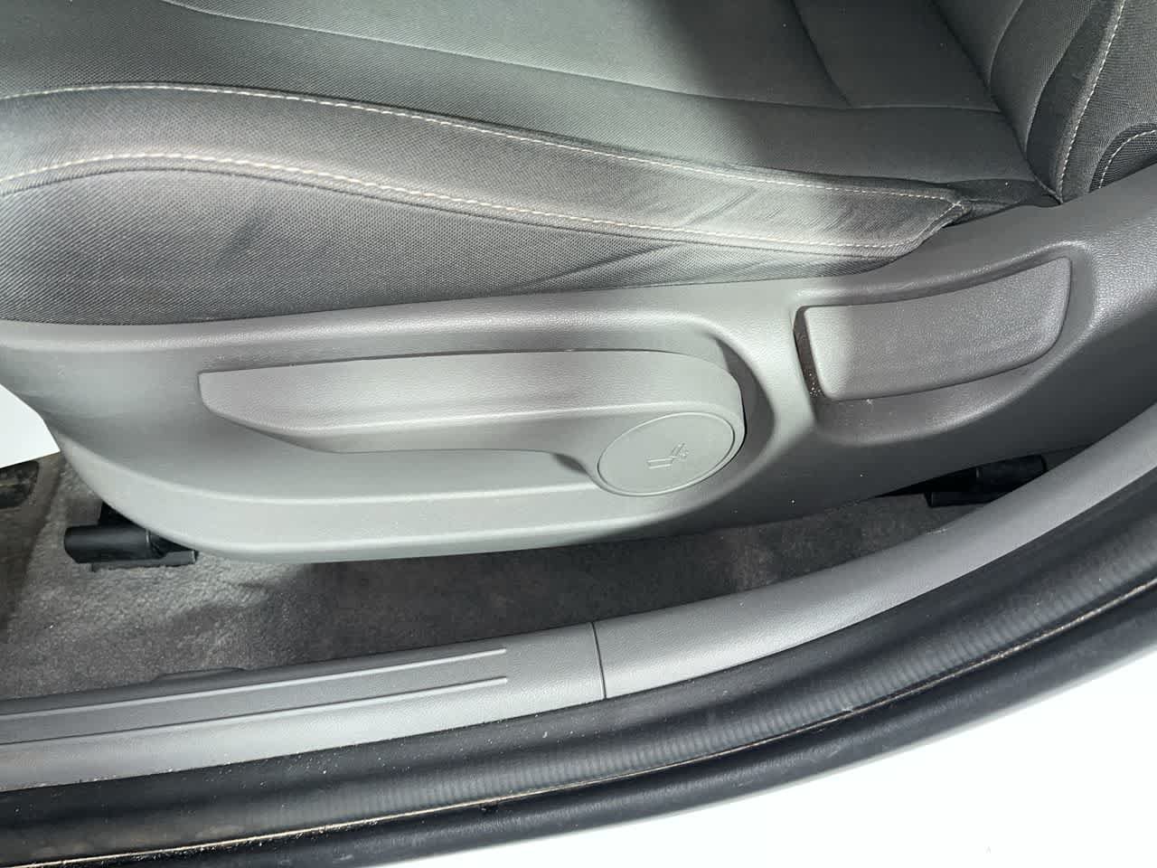 Used 2025 Hyundai Elantra SEL FWD image 14