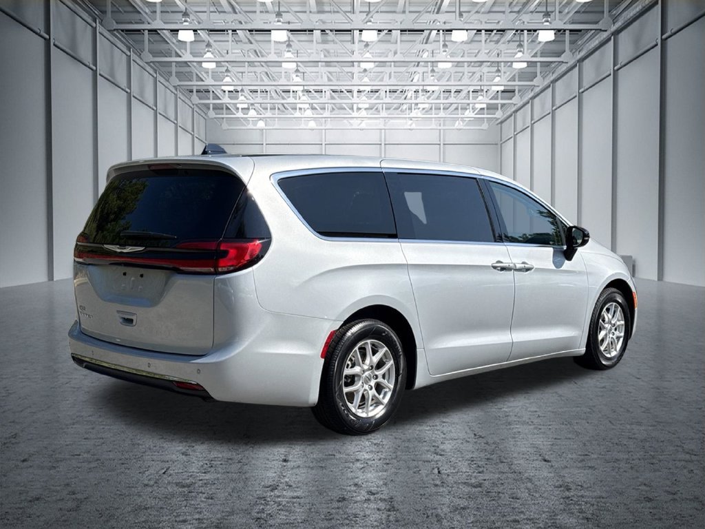 Used 2024 Chrysler Pacifica Touring-L FWD image 9
