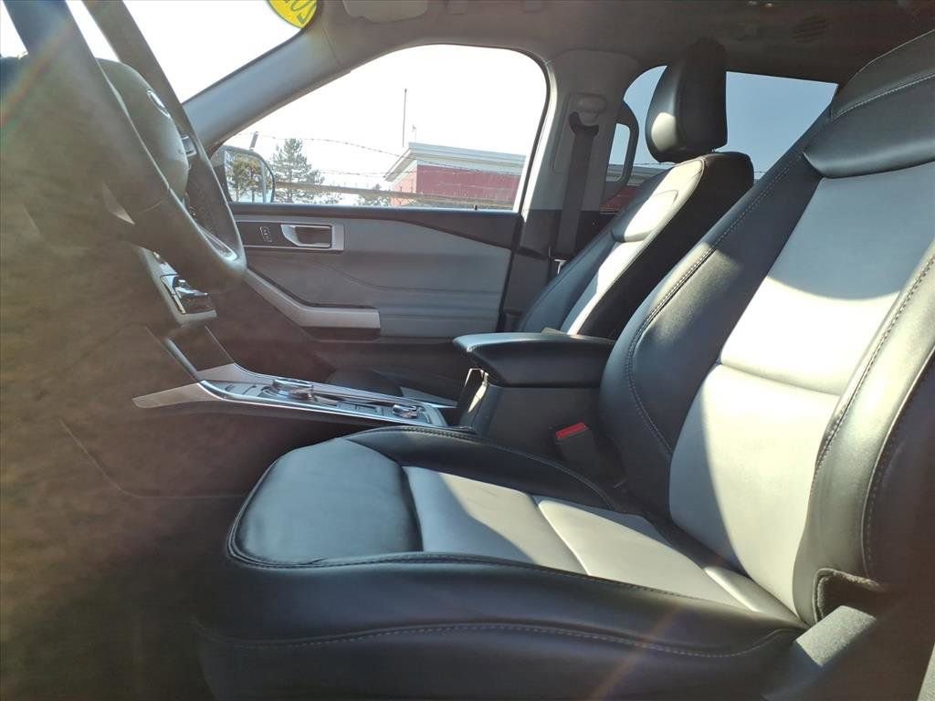 Certified 2024 Ford Explorer XLT w/ Equipment Group 202A AWD/4WD image 16