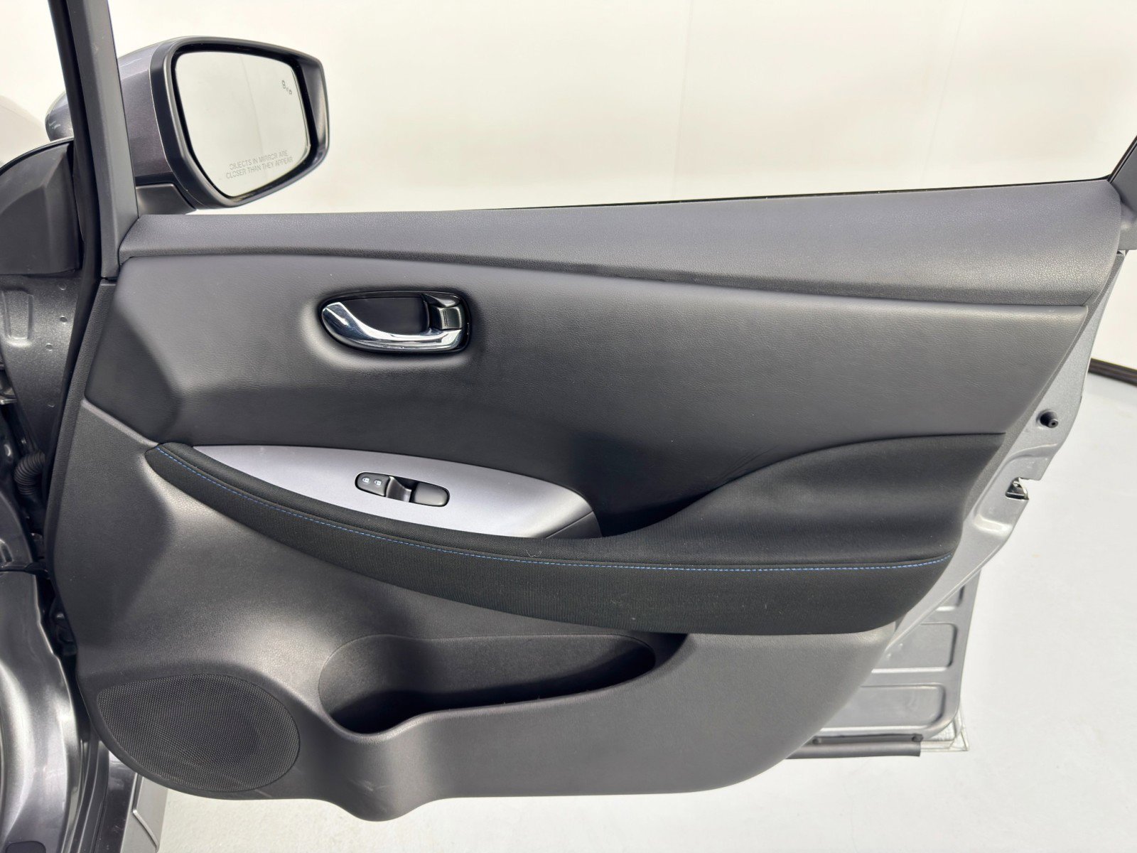 Used 2025 Nissan Leaf S image 36