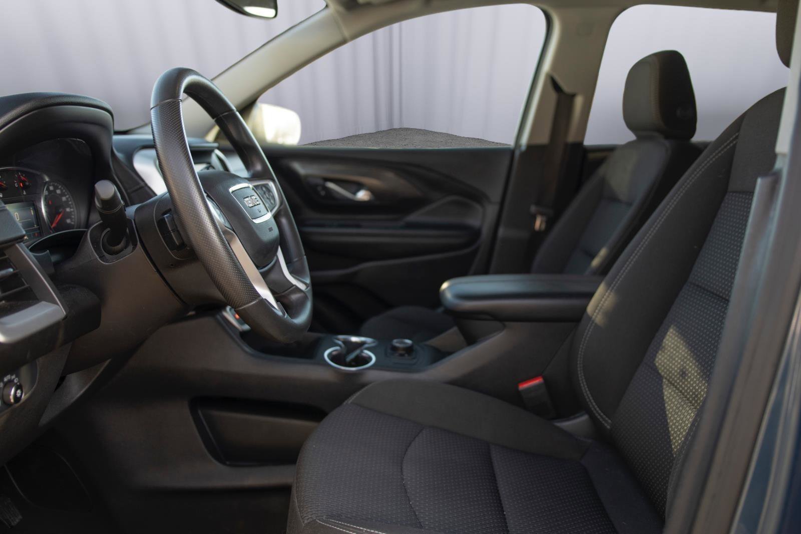 Used 2024 GMC Terrain SLE image 2