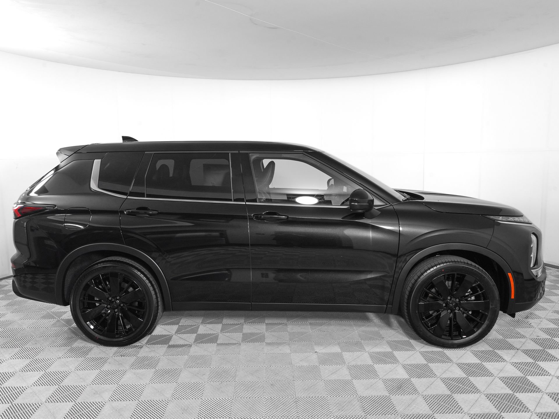 New 2026 Mitsubishi Outlander LE FWD image 5