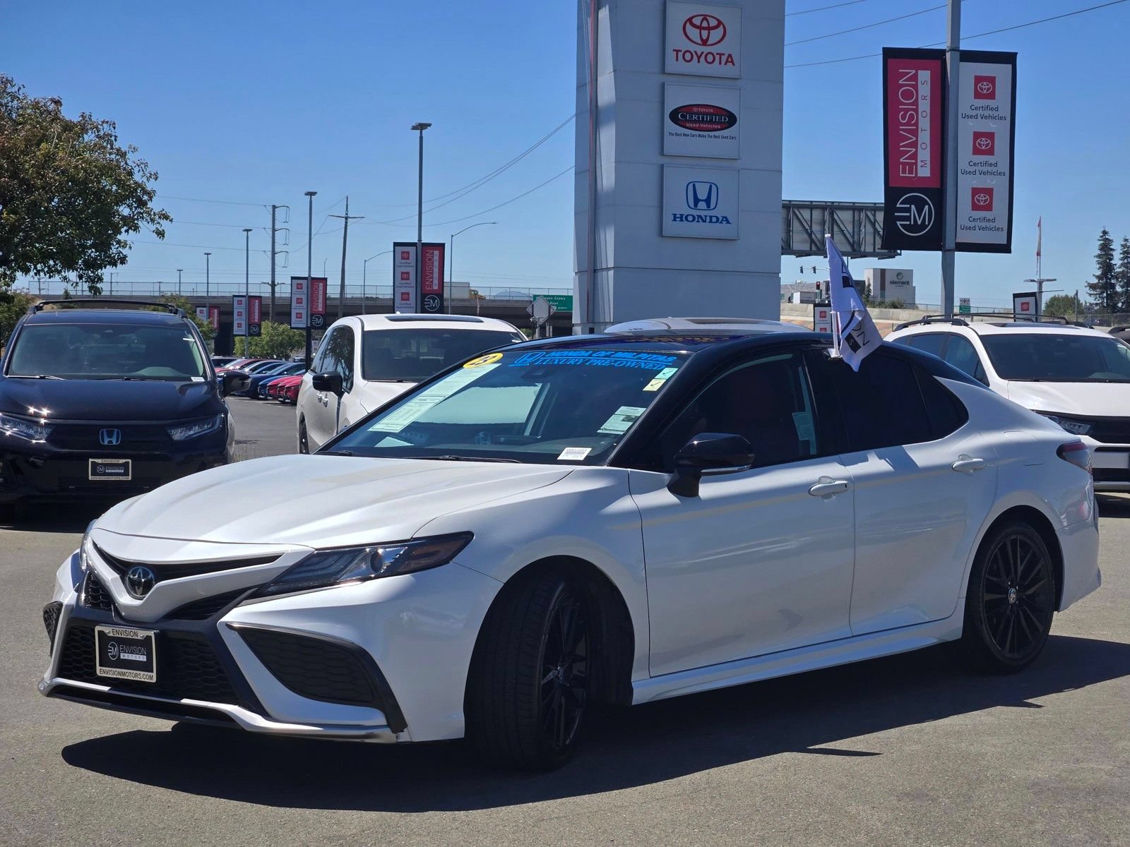 Used 2023 Toyota Camry XSE FWD image 3