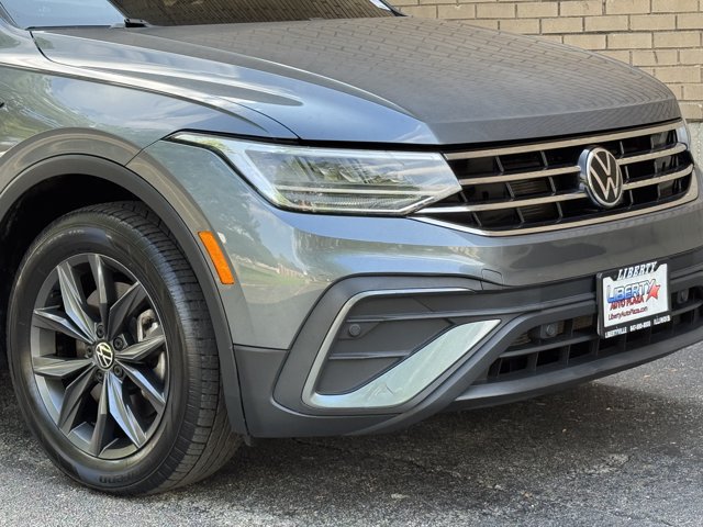 Used 2023 Volkswagen Tiguan SE w/ Panoramic Sunroof Package AWD/4WD image 3