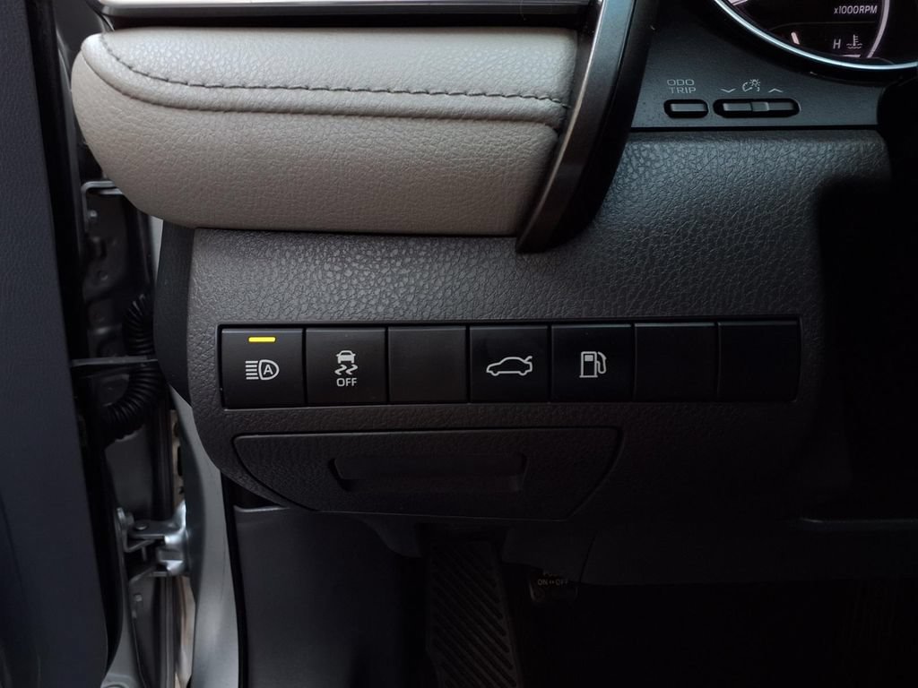 Certified 2018 Toyota Camry SE w/ Convenience Package FWD image 16