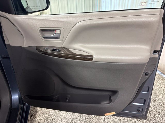 Used 2017 Toyota Sienna XLE w/ XLE Navigation Package FWD image 17