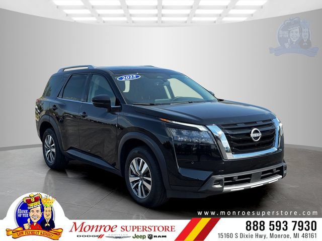 Used 2025 Nissan Pathfinder SL AWD/4WD image 1