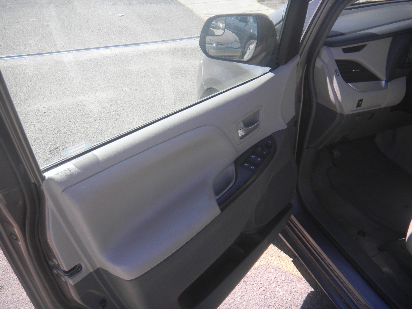 Used 2015 Toyota Sienna LE image 8