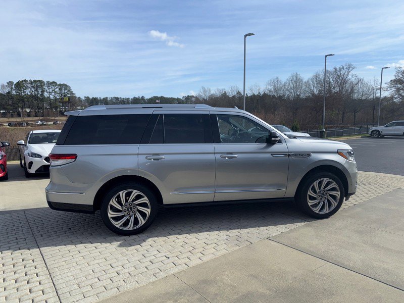 Used 2022 Lincoln Navigator Reserve image 6