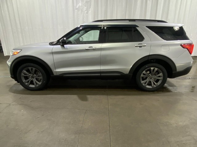 Used 2022 Ford Explorer XLT w/ Equipment Group 202A image 6
