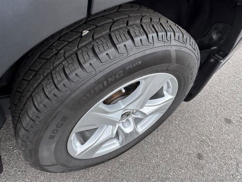 Used 2024 Toyota Highlander LE image 32