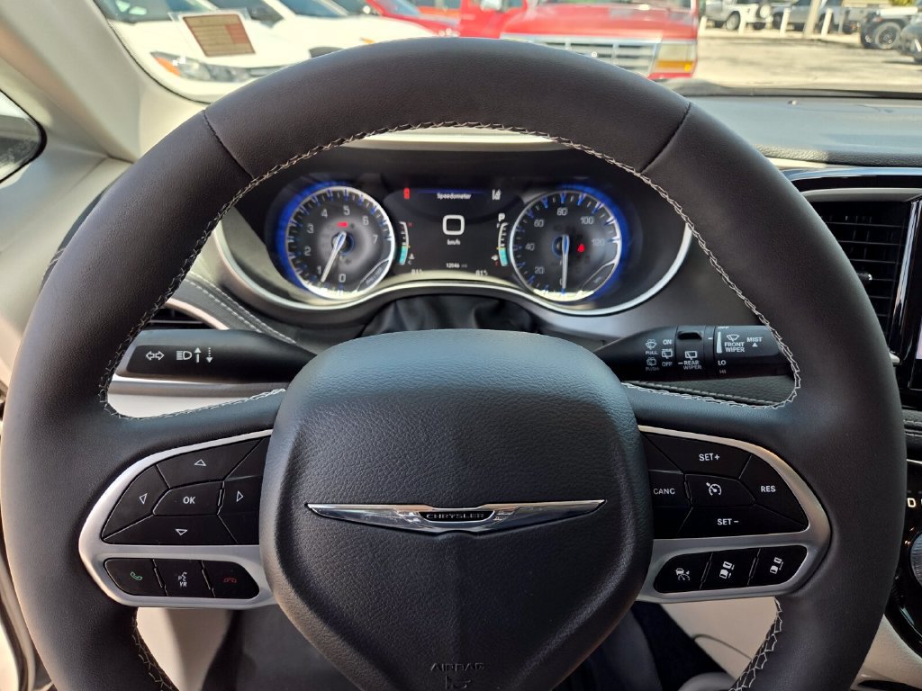 Used 2022 Chrysler Pacifica Touring-L AWD/4WD image 29