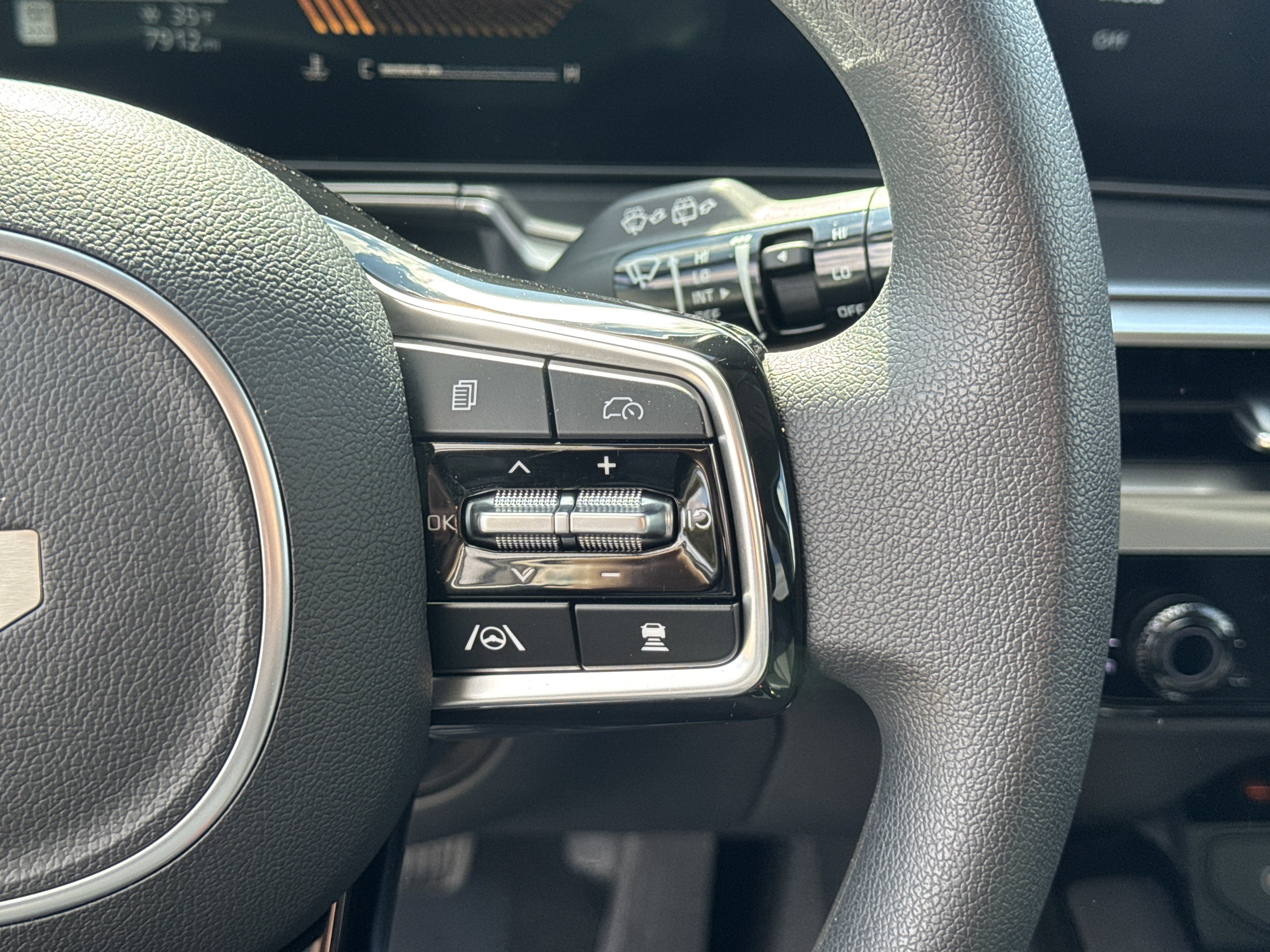 Certified 2025 Kia Sorento LX image 25