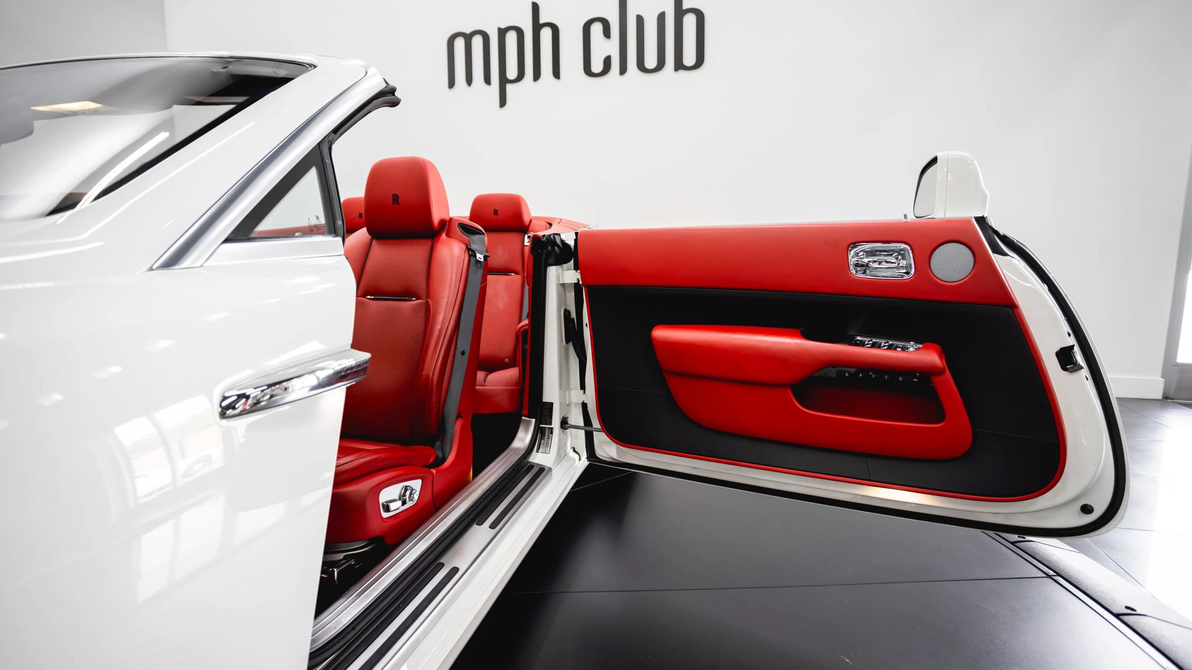 Used 2017 Rolls-Royce Dawn RWD image 44