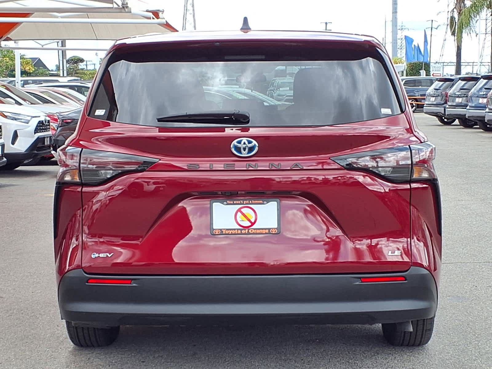 Certified 2025 Toyota Sienna LE FWD image 5