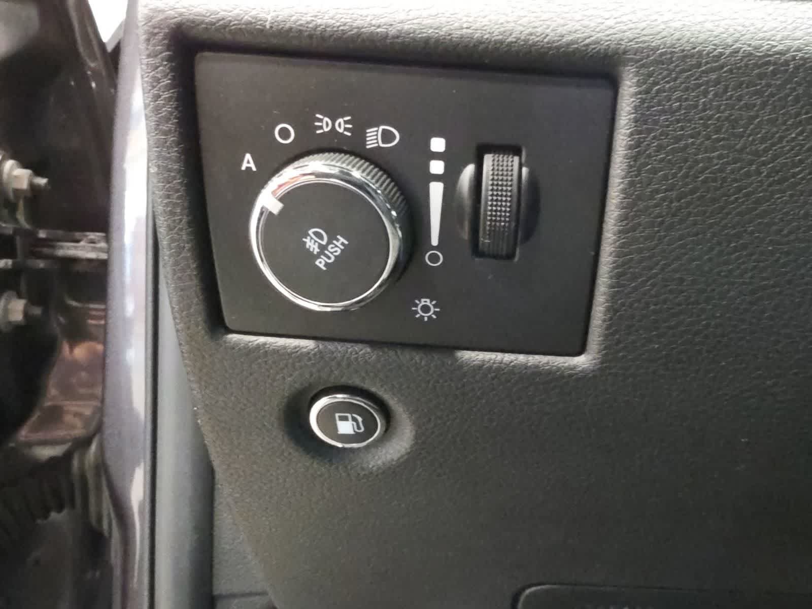 Used 2014 Jeep Grand Cherokee Laredo w/ 18" Wheel & 8.4" Radio Group AWD/4WD image 17