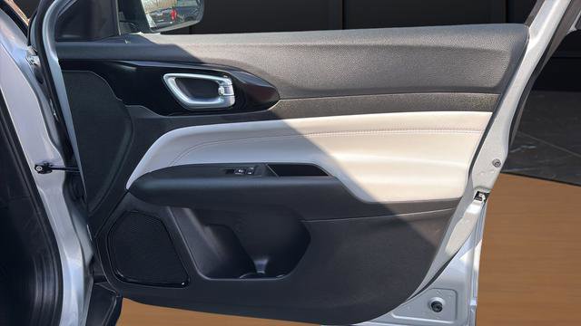 Used 2025 Jeep Compass Limited image 18