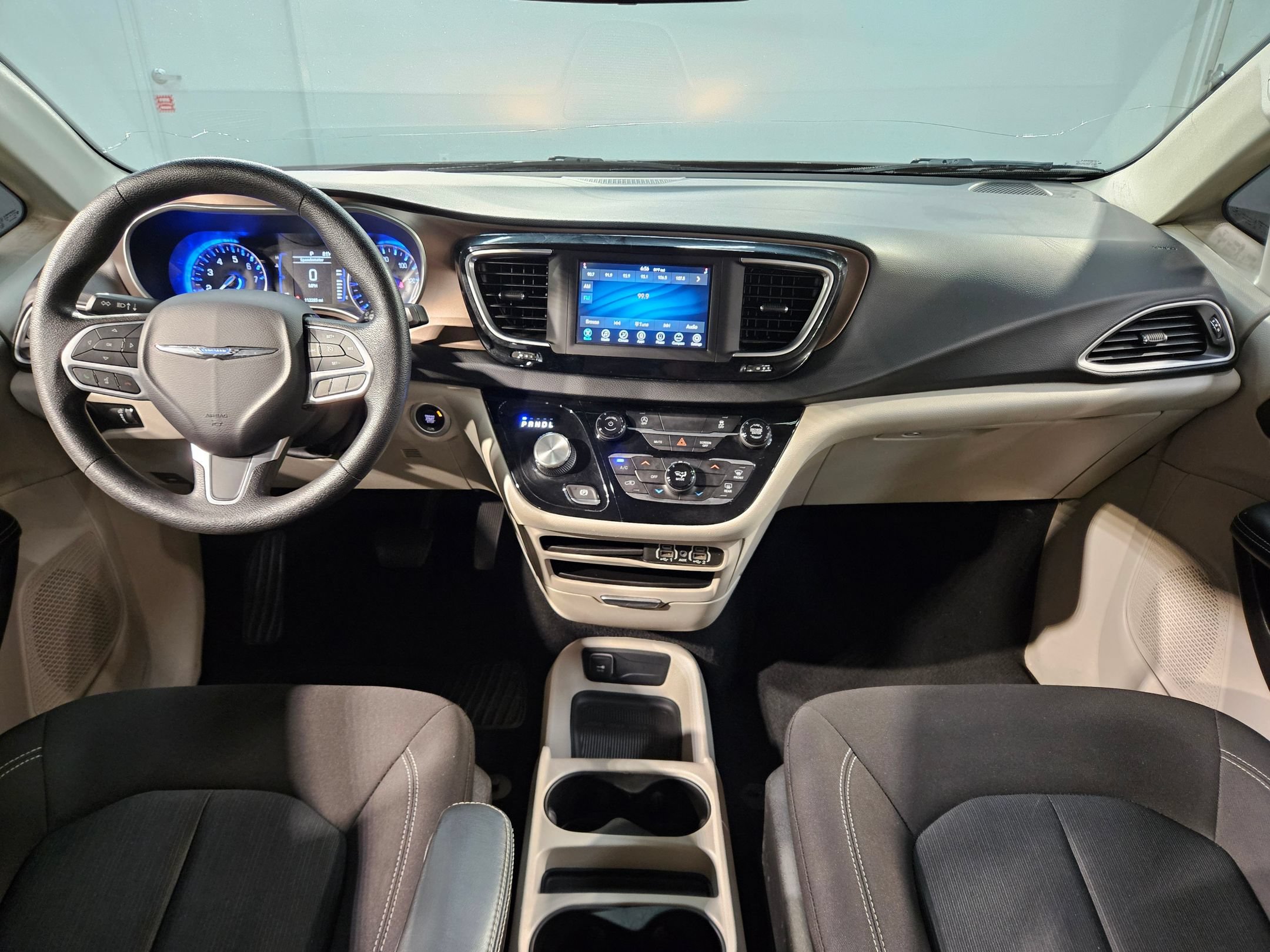 Used 2021 Chrysler Voyager L FWD image 10