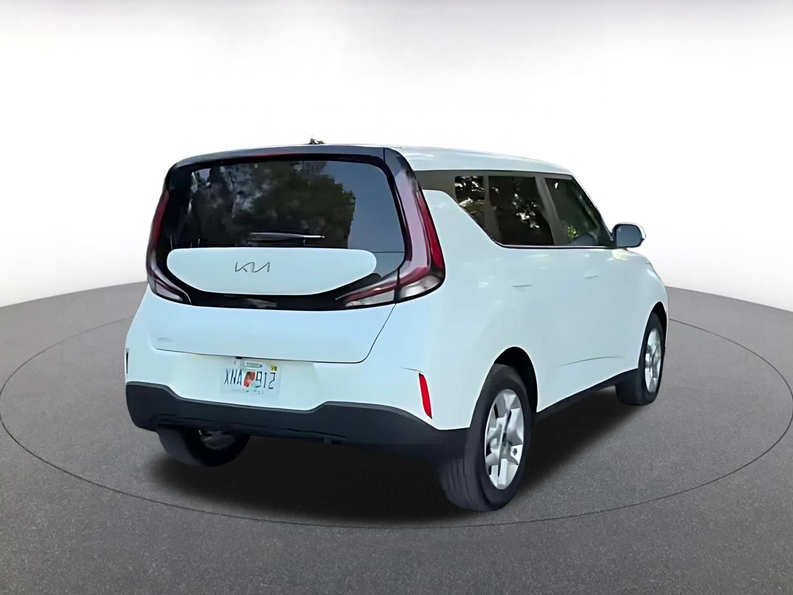 Used 2025 Kia Soul LX w/ LX Technology Package FWD image 14