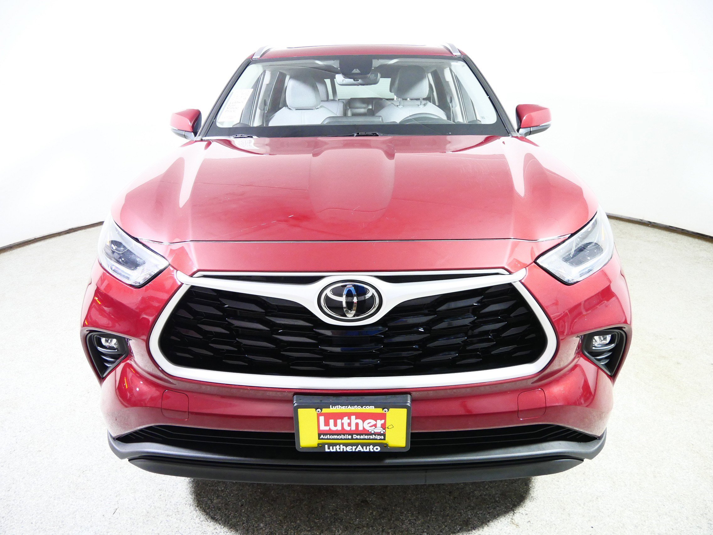 Used 2021 Toyota Highlander XLE AWD/4WD image 2
