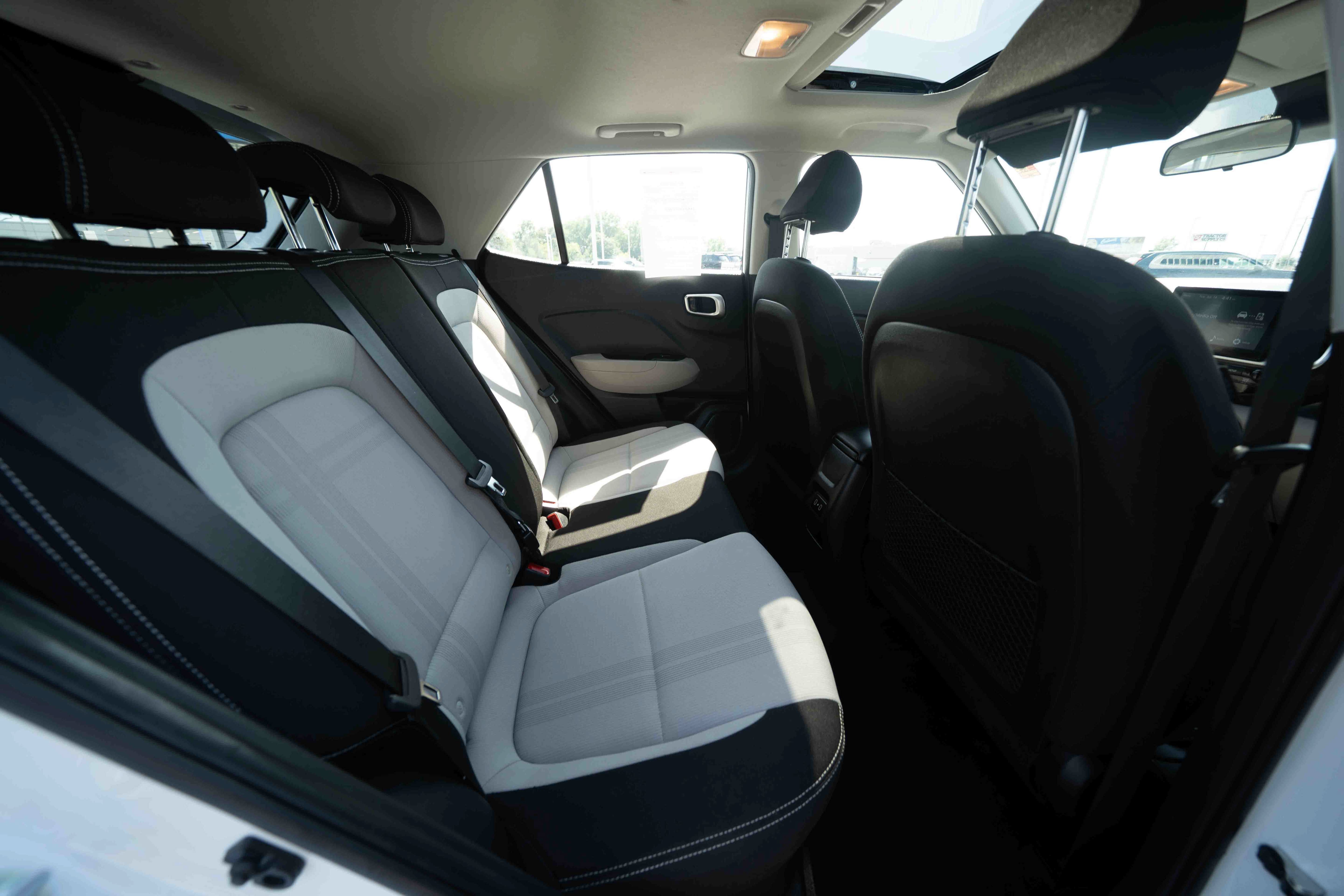 Used 2025 Hyundai Venue SEL FWD image 25