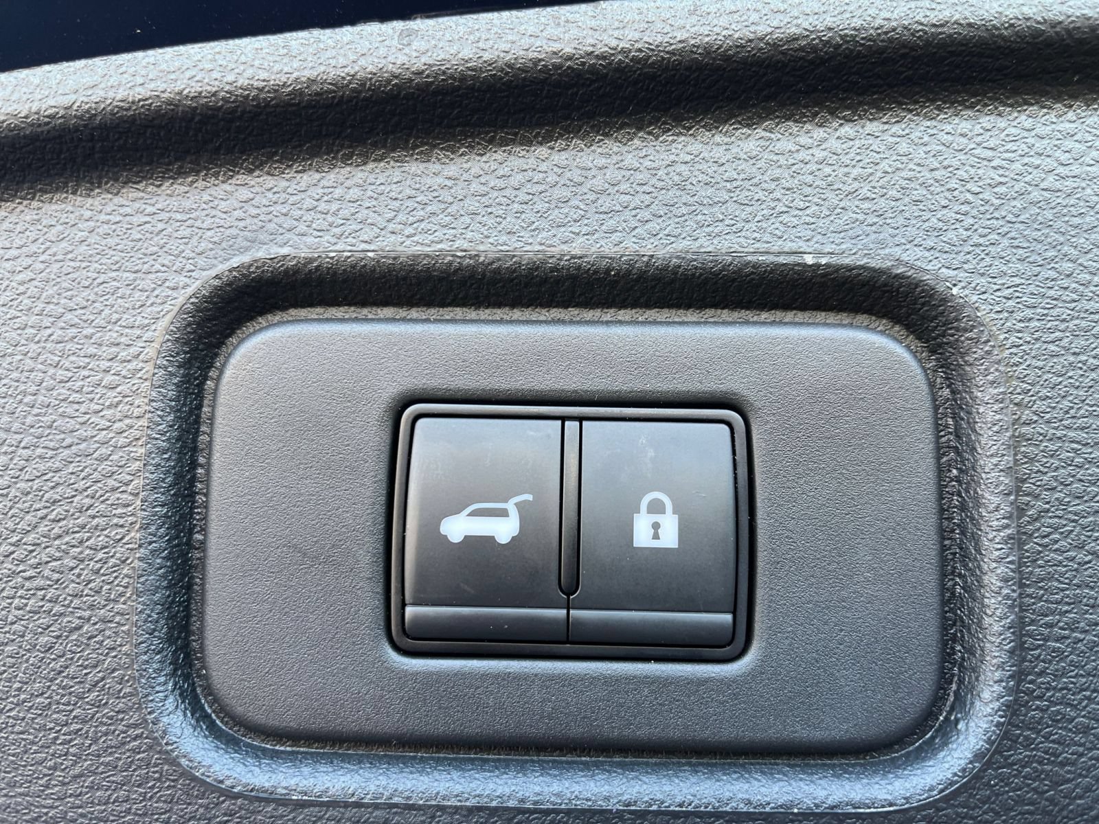 Used 2025 Nissan Pathfinder SV FWD image 23
