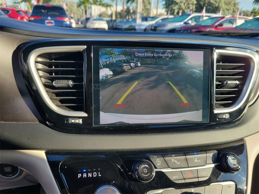 Used 2024 Chrysler Pacifica Touring-L image 23