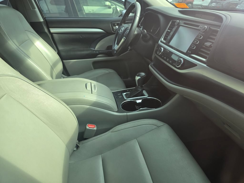 Used 2014 Toyota Highlander XLE FWD image 14