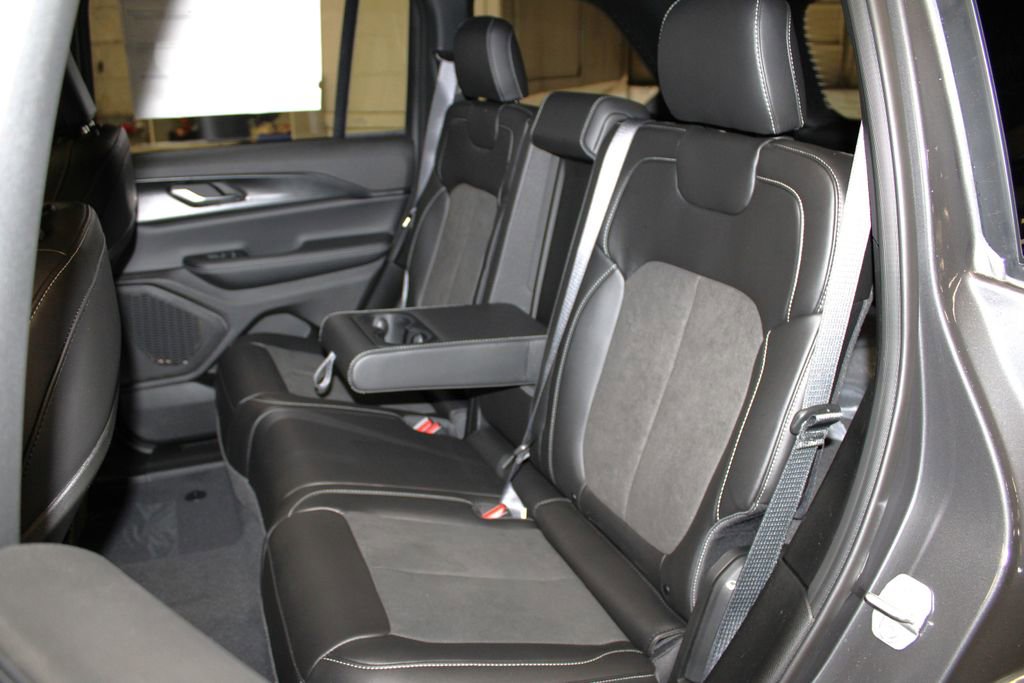 New 2025 Jeep Grand Cherokee Laredo image 28