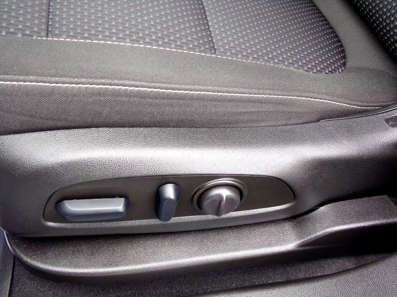 Used 2023 GMC Acadia SLE w/ Driver Convenience Package image 14