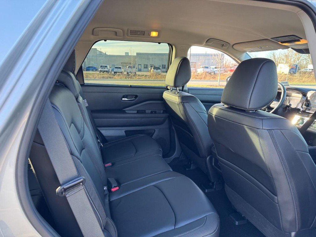 Used 2025 Nissan Pathfinder SL image 10
