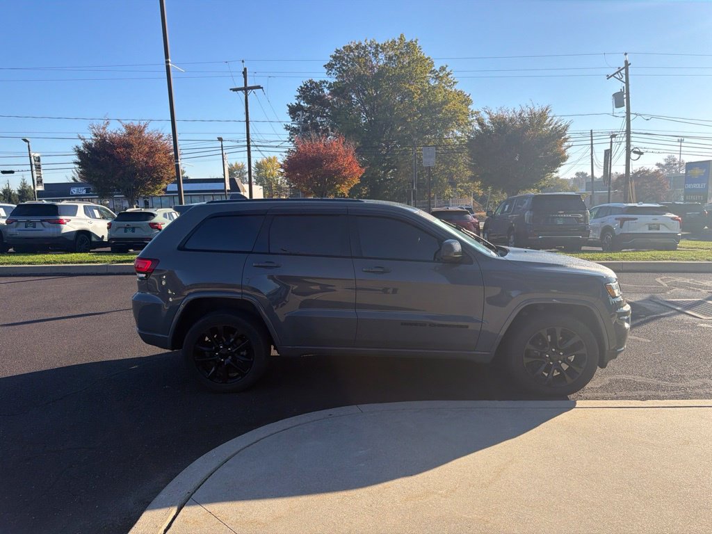 Used 2021 Jeep Grand Cherokee Laredo X AWD/4WD image 2