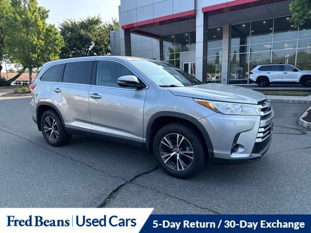 Used 2019 Toyota Highlander LE AWD/4WD image 3