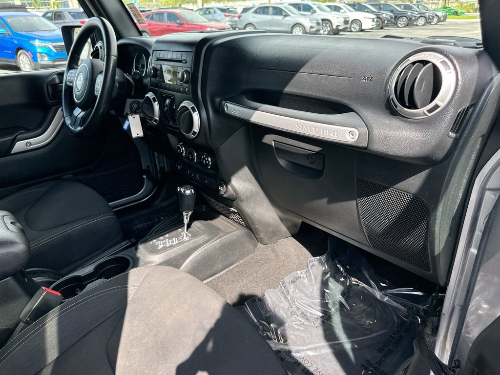 Used 2016 Jeep Wrangler Unlimited Sahara w/ Connectivity Group image 25