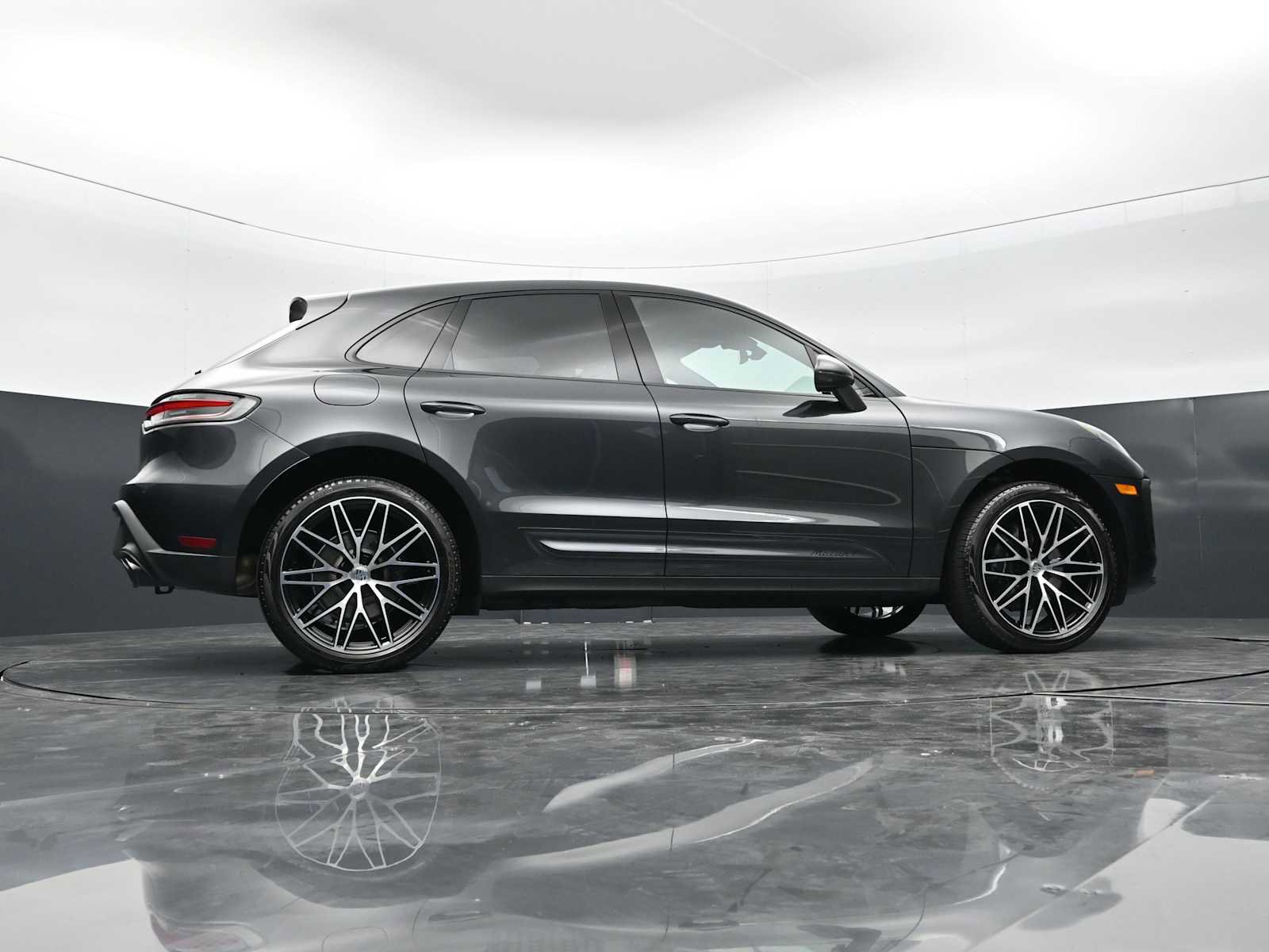 Certified 2025 Porsche Macan Turbo AWD/4WD image 44