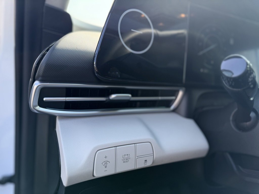 New 2025 Hyundai Elantra Limited image 24