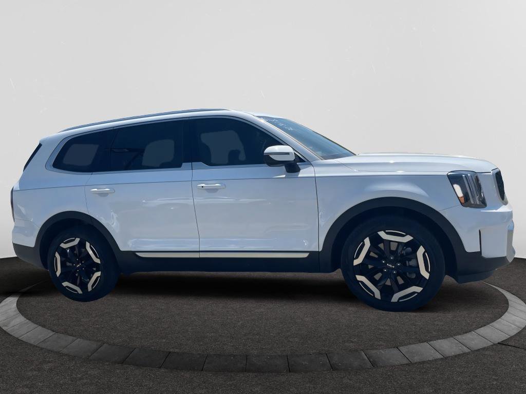 Used 2024 Kia Telluride EX w/ EX Captain's Chair Package image 4