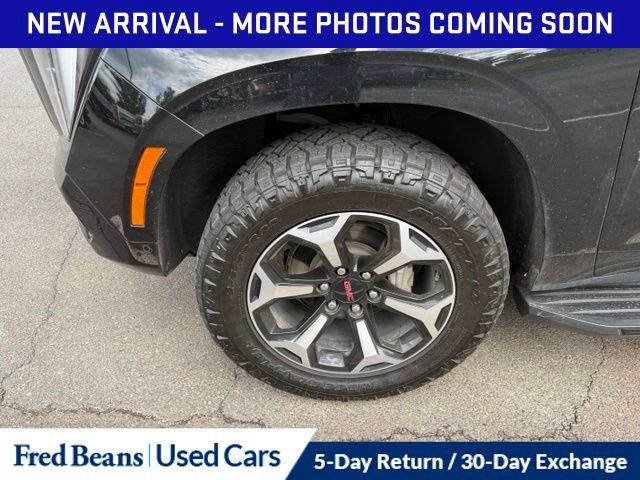 Used 2025 GMC Yukon AT4 w/ AT4 Premium Package AWD/4WD image 5