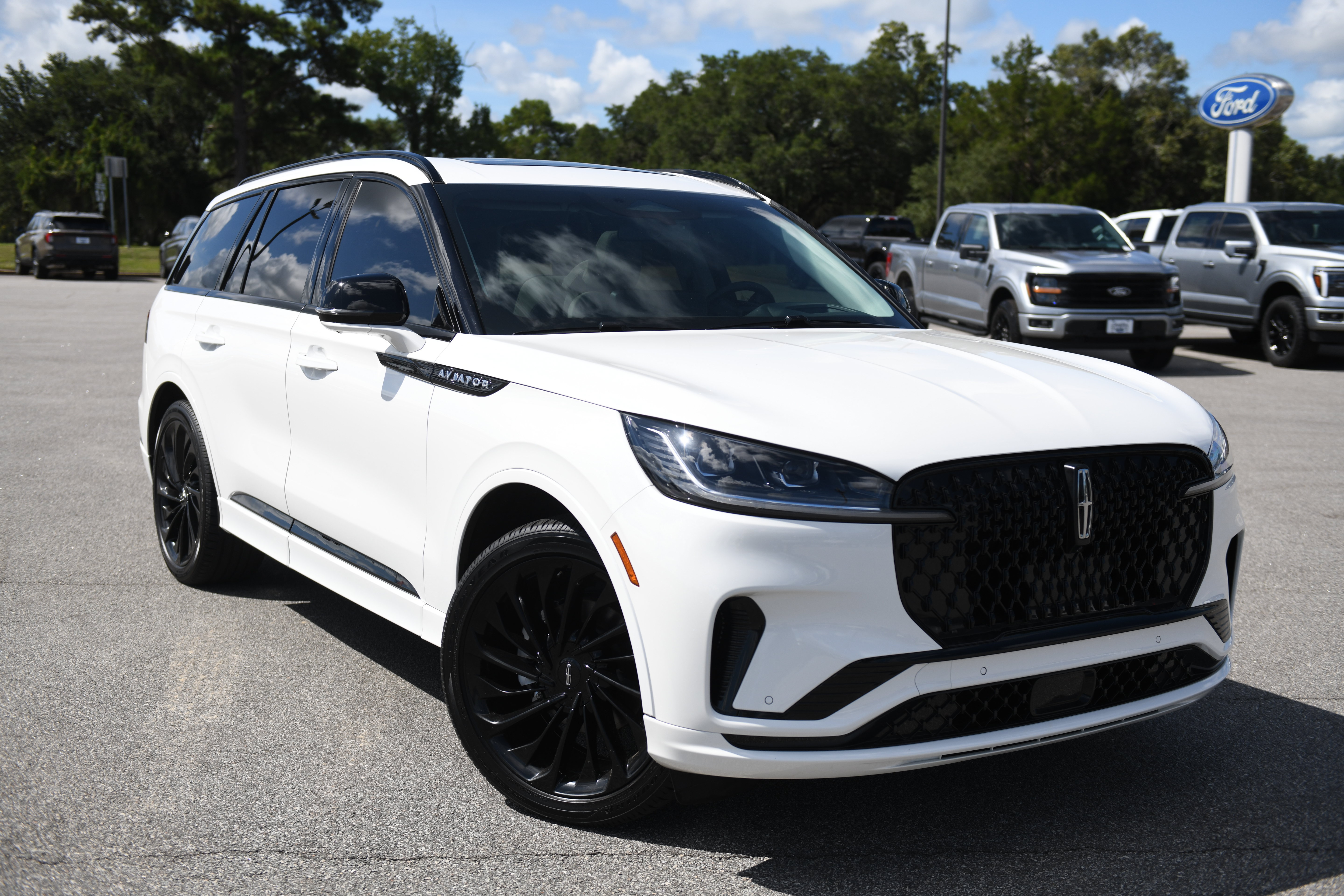 Used 2025 Lincoln Aviator Reserve w/ Jet Appearance Package RWD image 3
